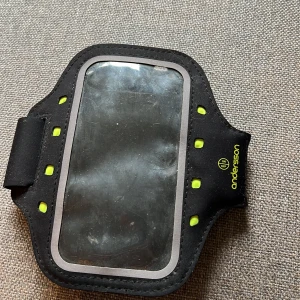 Mobilhållare runt armen  - Säljer nu min mobilhållare som man kan ha runt armen när man är ute och går. Vet inte vilken mobil som passar tyvärr men tror 5/5s. 