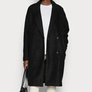 Svart kappa - Kappa med tre knappar från Carin Wester som tyvärr är för liten🤍 Nypris: 999 kr