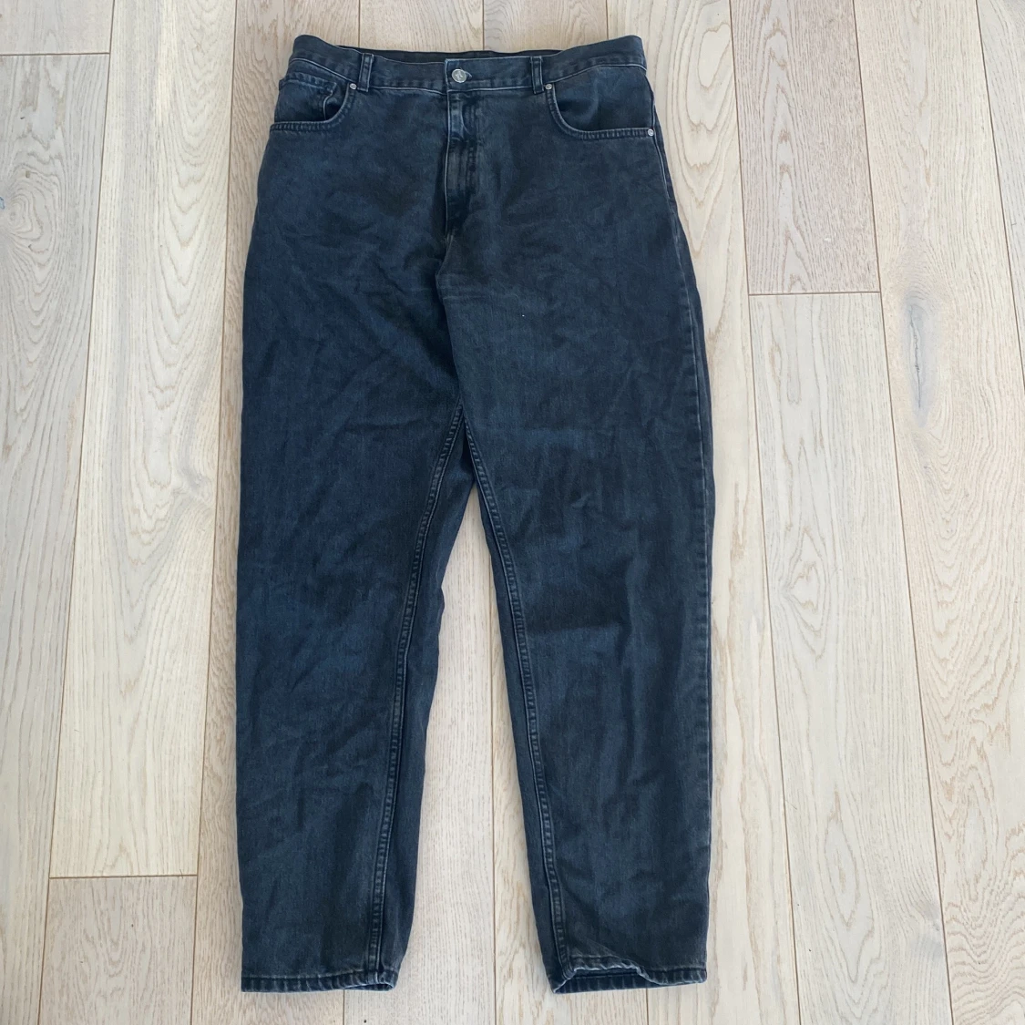Grå/svarta jeans från Bikbok