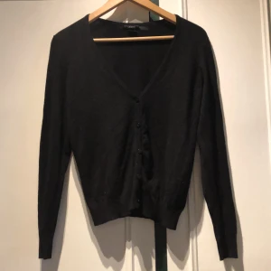 Svart cardigan  - Klassisk skön svart cardigan