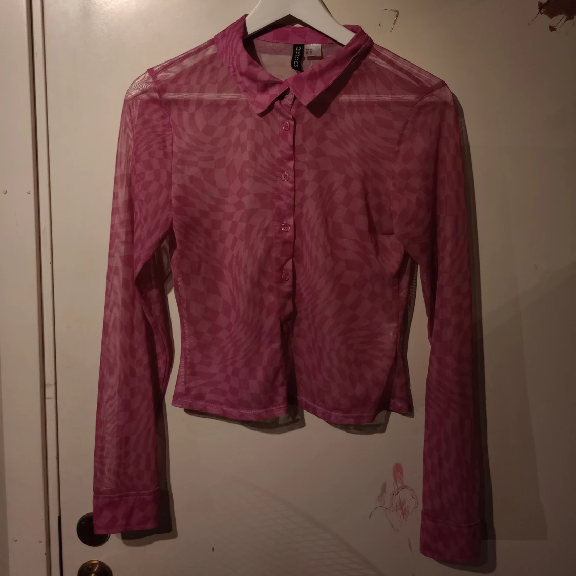 Rosa genomskinlig blus