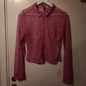 Rosa genomskinlig blus - EN ROSA GENOMSKINLIG BLUS