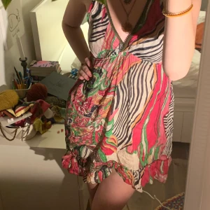 Nattlinne - Magiskt och färgglatt nattlinne som man också kan ha som vanlig klänning. Typ aldrig använt. Liiiiiiiiiite genomskinligt men det märks knappast.