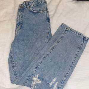 Ett par Mid waist jeans från Gina Tricot i storlek 36/Small. Knappt använda. Säljer för 150kr och pris kan diskuteras. 