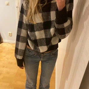 Stickad rutig tröja! - Jättemysig tröja perfekt till hösten!🍂 Storlek s, pris kan diskuteras!💕