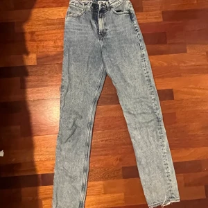 Raka jeans från asps  - Raka jeans i den perfekta blå färgen. Aldrig använda!! 
