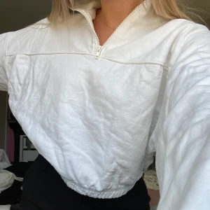 Vit tröja  - Vit tröja från Weekday i storlek S