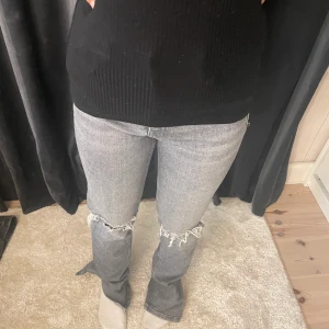 Zara jeans  - Säljer dessa super fina grå zara jeansen i storlek 40, väldig små i storleken, bra skick, kan mötas i Stockholm eller frakta🤍