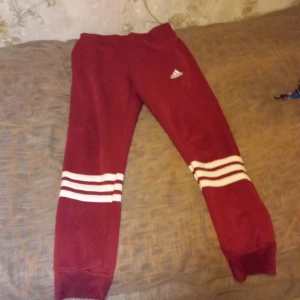 Adidas  - Har köpt från Turkiet har använt den 4-6 gånger säljer den för det är FÖR liten 