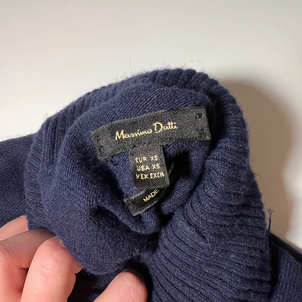 En nästan oanvänd stickad tröja från Massimo Dutti i så fin mörkblå färg. Jätteskön och perfekt till höst/vinter. Stor i storleken så passar mig som är en s/liten m.  Hör gärna av dig vid fler frågor!❤️. Tröjor & Koftor.