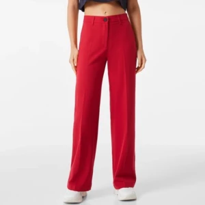 röda kostymbyxor från bershka - oanvända klarröda kostymbyxor från bershka. inga fickor. endast provande men lapparna är borttagna så kunde ej lämna tbx dem. storlek 40. passar M/L!   nypris 25€ (ca 299kr). köpta i madrid!