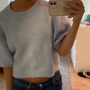 Stickad T-shirt  - Jättefin och skön stickad T-shirt från zara!❤️ tröjan är i bra skick och bilderna är från tjejen jag köpte den från!💕