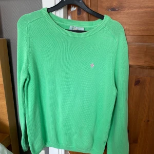 Grön Morris tröja  - Jag säljer en grön Morris tröja som knappt är använd. Den är i storlek L men skulle säga att det passar än som har storlek S. Säljer då jag ej använt så mycket som jag trodde. BETALAR DU DIREKT FÅR DU EJ VARAN , inga returer och frakt ingår ej i priset.