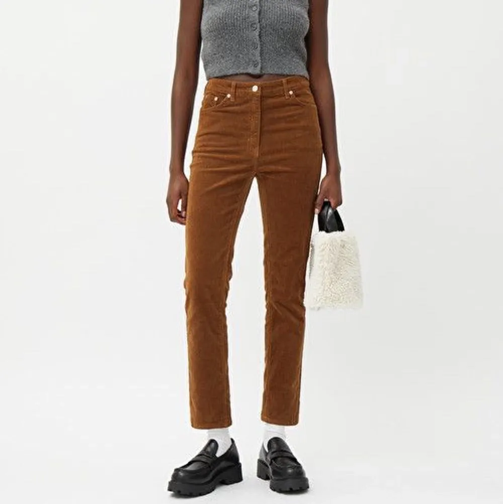 Fri frakt!💗 bruna weekday byxor i manchester tyg. nästan aldrig använda. köpta för runt 500kr. jätteskönt material! passar mig som är strl 36.👌. Jeans & Byxor.