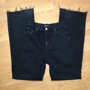 ZARA jeans - ZARA High rise wide-leg full length jeans. Väldigt långa ZARA jeans som endast är använda 1 gång då dom var för små