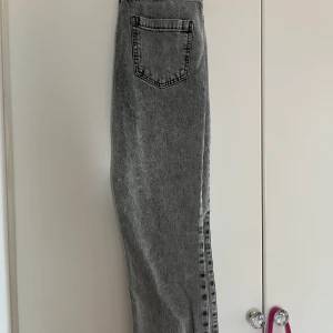 gråa jeans  - säljer mina gråa zara jeans då dom inte kommer till användning! skit snygg färg med slits ner till🥰
