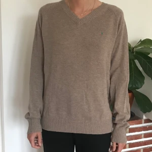 Stickad tröja boomerang  - Jätteskön stickad tröja i 100% ull från boomerang! Beige och V-ringad. Storlek XL och jättebra skick! Dm för mer bilder eller frågor <3 Kan mötas upp i Malmö eller Lund eller skicka!