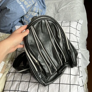 Svart väska - Svart väska, kan fraktas Kommer skänkas typ imorn så skriv snabbt om du är intresserad