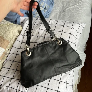 Svart väska - Svart liten väska! Kan frakta! Kommer skänkas typ imorn så skriv snabbt om du är intresserad