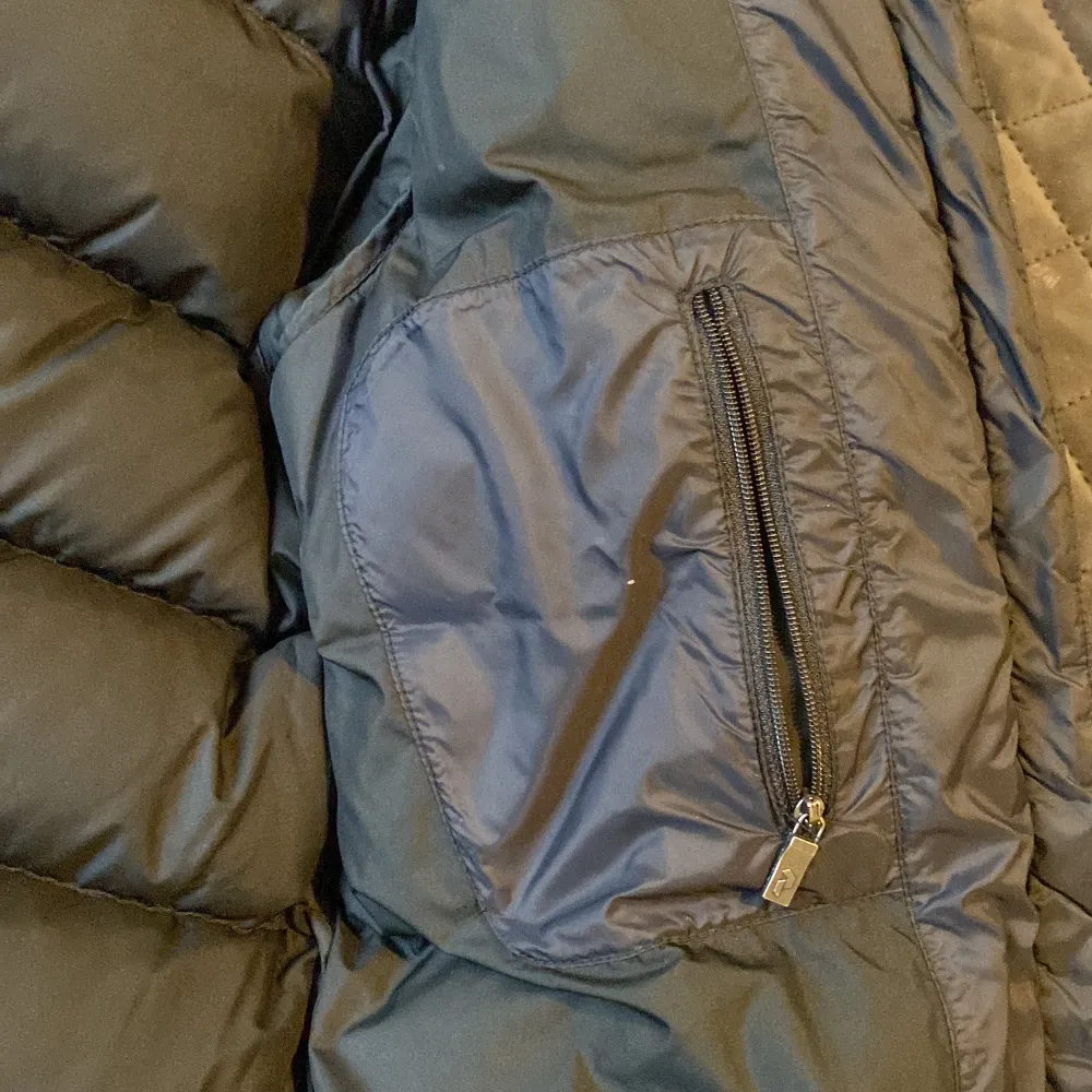 Detta är en peak jacka i storlek XS som tål både vatten och snö, den är varm och har även en inne ficka. Köpte denna i januari 2022 använt ca 4 gånger. Aledningen till att ja säljer denna är för att den har blivit för liten på mig. . Jackor.