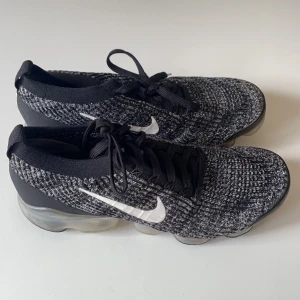 Nike vapormax storlek 44 - Knappt använda. 