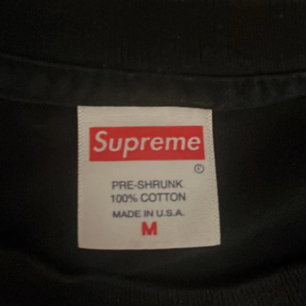 Supreme tröja gjort i samarbete med Travis Scott, mycket bra skick och är size medium men passar nog small också, man får med supreme påse om man pröjsar 70 spänn extra utövertröjan. Köparen betalar eventuell frakt . T-shirts.