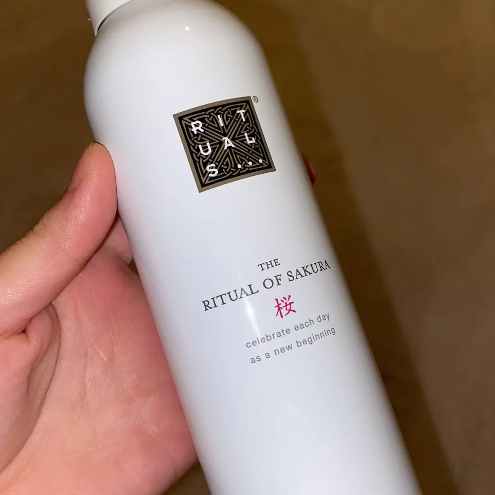 Helt nyköpt och oanvänd shower gel från rituals. Är från serien ritual of sakura med rismjölk och körsbärsblomm. Frakt tillkommer men kan även mötas upp ❤️. Övrigt.