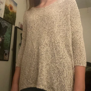 Stickad tröja - Detta är en stickad tröja med ett vit/svart mönster. Har knappt använt den, köpte den för ganska länge sen!😃