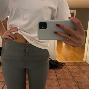 Gråa kostym  - Snygga gåra raka kostym byxor som slutat nedanför naveln! Säljer pga kommer aldrig till använd använda Max 2 gånger så inprincip oanvända! köpt från ASOS egna märke! ⚡️köpte för 400kr, buda från 250kr ❣️ pris får alltid att diskutera 