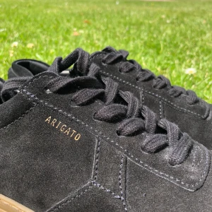 Axel Arigato Platform Suede - Ett par Arigatoskor i fint skick. De är i storlek 40, men passar nog också 39. Hör av er om ni har några frågor eller liknande. Kan gå ner i pris vid snabb affär!