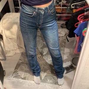 Säljer dessa pågrund av att dom är för långa för mig och jag är 160, jätte fina jeans använda sparsamt, pris kan diskuteras🥰