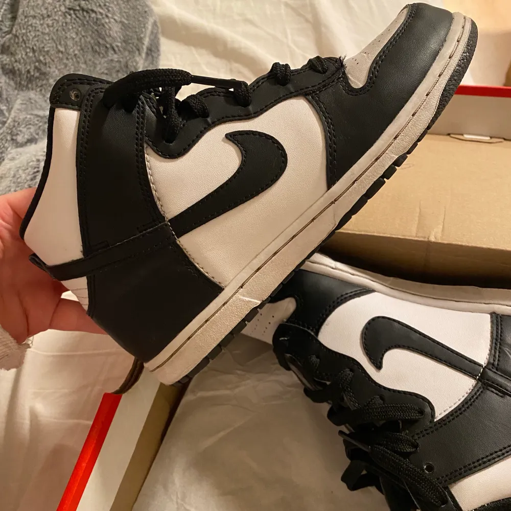 INTRESSEKOLL!  Nike dunks i svart/vit, köpta på JD (därför är lådan lite sne) men jag köpte de på Plick så har inget kvitto. Använda några gånger men fortfarande i nyskick! Skriv om ni är intresserade och buda gärna i kommentarerna 💖. Skor.