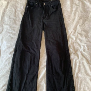 Jeans - Svarta jeans från H&M i storlek 38. Frakt tillkommer.