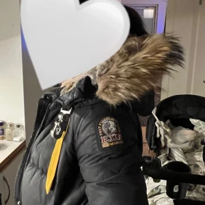 Parajumper  - Använt skick. Dragkedja trasig  Storlek m 