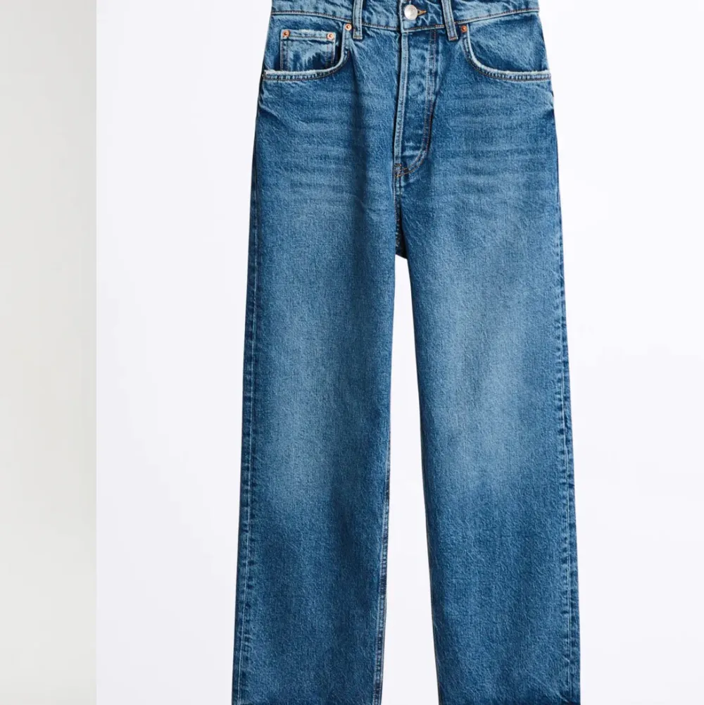 Säjer för 199kr köpte för 599kr. Slutsålda i butik och på nätet. Använda några få gånger så de är i bra skick. De är väldigt bredd och långa. Säljer för att de inte används längre.. Jeans & Byxor.