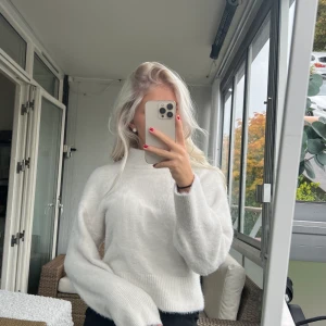 Vit stickad - Vit stickad tröja i storlek XS med polokrage