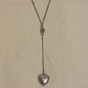 Silver halsband  - Säljer detta jätte söta halsband då den aldrig kom till andvänding.💗Använd köp nu🥰