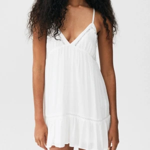 Vit klänning Pull and Bear - Vit söt klänning från Pull and Bear, aldrig använd ✨den är justerbar i ryggen