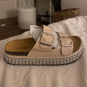 Superfina tofflor🌟 - Säljer nu dessa helt nya tofflorna på grund av att de är för små för mig🌟Köpte dessa för 799kr i sommar och vill nu bara bli av med dem då de inte kommer till användning💕vill ni ha fler bilder är det bara att höra av sig!💕