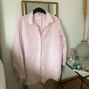 En rosa skjorta i storlek XL från Hm💘 sitter oversize på mig med S! Så ljus och gullig färg 💘helt ny och oanvänd 💘