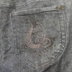 Säljer dessa Dreams by Isabell Kristersen jeans i strl 29 då dom är någon cm för korta på mig (167cm). De är i en fin mörkblå/grå färg och har rhinestones på bakfickorna, de är lågmidjade. Nästan oanvända, inget är trasigt, inga konstiga fläckar ☺️☺️