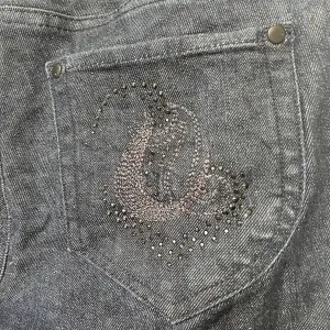Säljer dessa Dreams by Isabell Kristersen jeans i strl 29 då dom är någon cm för korta på mig (167cm). De är i en fin mörkblå/grå färg och har rhinestones på bakfickorna, de är lågmidjade. Nästan oanvända, inget är trasigt, inga konstiga fläckar ☺️☺️