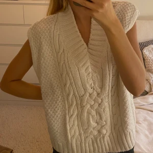 Stickad väst! - En snygg stickad väst från hm! Kommer inte till användning tyvärr men superbra skick! Storlek XS, men passar också S.