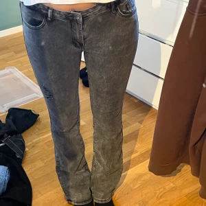 Mörkgråa lågmidjade bootcut jeans  - Så snygga jeans. Låg midja:) Skriv vid frågor, intressen eller för fler bilder💕 checka in min profil för jag rensar min garderob!