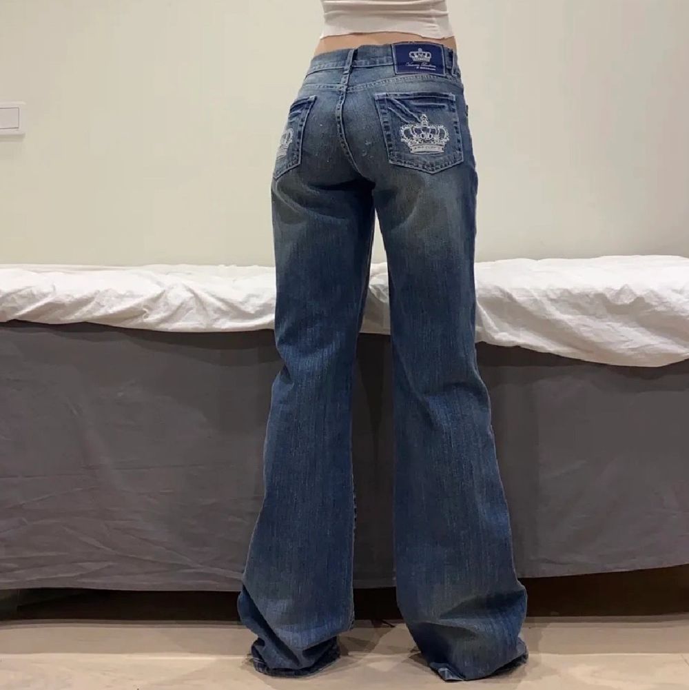 KÖP EJ MED KÖP NU❣️Säljer dessa skit snygga lågmidjade bootcut jeans från Victoria Beckham, som jag köpte här på plick men tyvärr inte passade mig :(.Slitna detaljer på låren och rhinestones på bakfickorna Midjemått: 43-44 innerben: 88 cm (Lånade bilder). Jeans & Byxor.