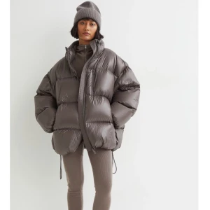 Puffer jacket h&m  - Så fin vinterjacka som tyvärr var sönder när jag fick den. Har lagar den som man ser på bilderna. Köpt för 1000