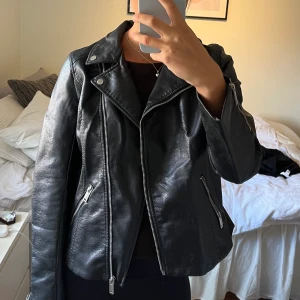 Skinnjacka - Så snygg enkel skinnjacka från H&M. Storlek 38 🖤🖤🖤
