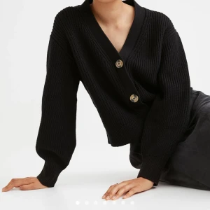 Ribbstickad kofta - Snygg ribbstickad kofta från hm. Säljer då den inte kommer till användning. I nyskick! 