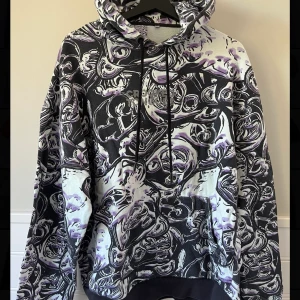 Crooked tongues hoodie  - Crooked tongues hoodie, knappt använd, superbra skick