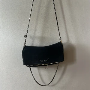 Zadig & voltarie vöska - En jätte fin Zadig & voltarie väska! Använt ett fåtal gånger men inga skador, På pärlorna är det 2-4 som är rostiga.❤️/ den e mattsvart!  Nypris: 3000 Säljer för: 2200